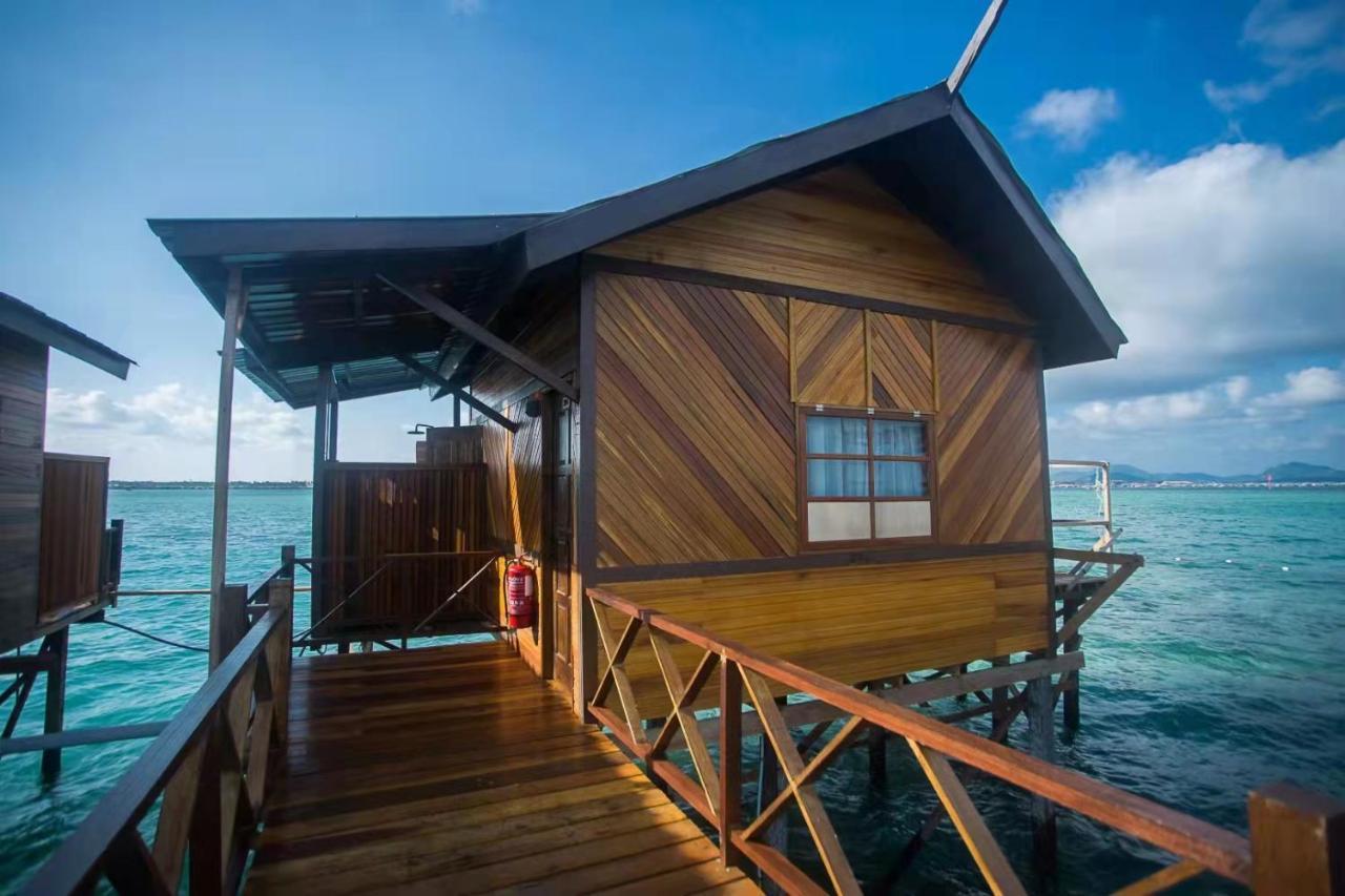 Hôtel Seacoral Water Chalet à Semporna Extérieur photo