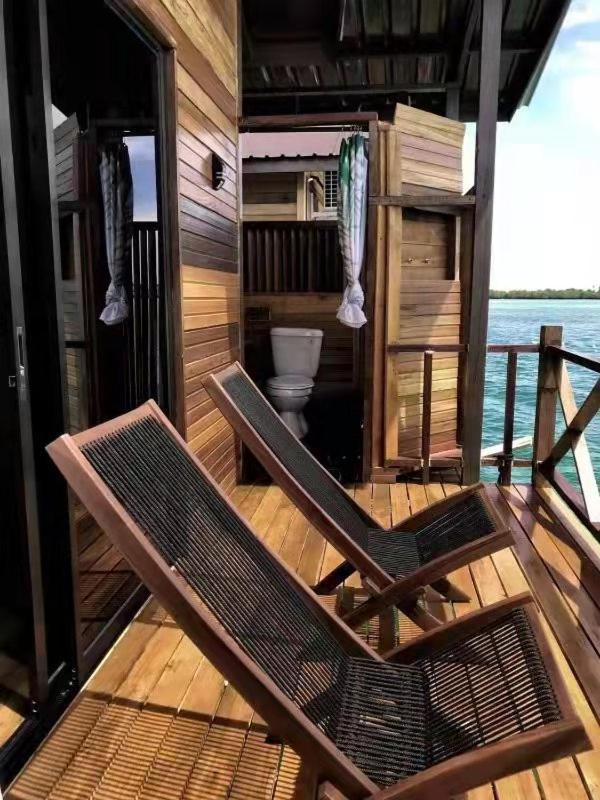Hôtel Seacoral Water Chalet à Semporna Extérieur photo